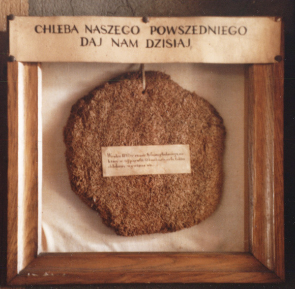 Bochenek chleba umieszczony w szklanej gablotce na pamiątkę głodu, ze zbiorów M. Czarnoty